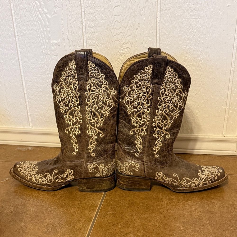 Elegant Brown and Cream Embroidered Heeled Boots - Picture 5 of 5